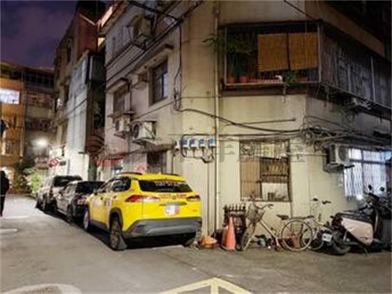 北車京站華陰街方便停車一樓